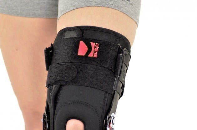 AKTYWNA ORTEZA WSPOMAGAJĄCA WIĘZADŁA STAWU KOLANOWEGO