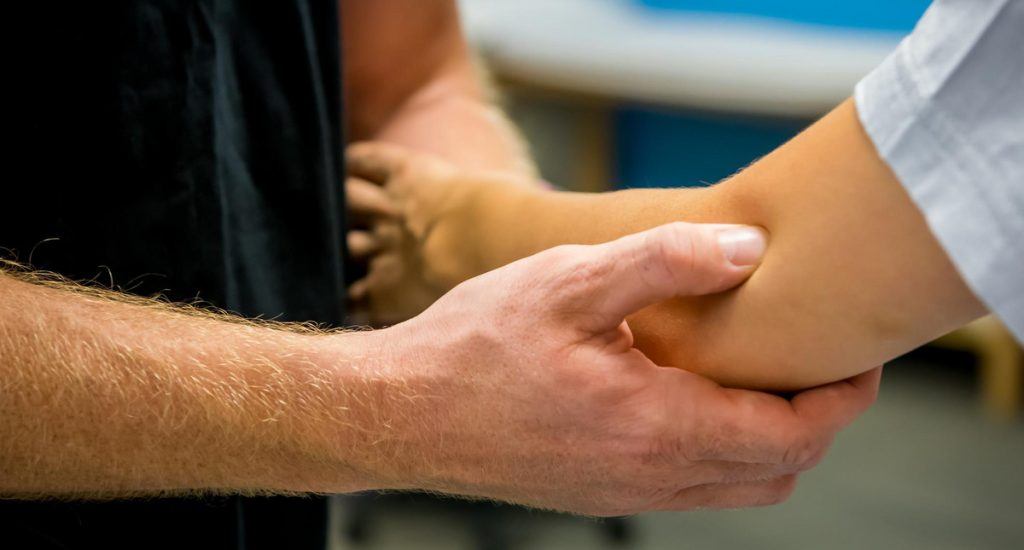 łokieć tenisisty uraz ból w łokciu