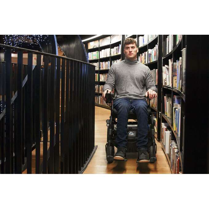 KOMPAKTOWY WÓZEK ELEKTRYCZNY Z NAPĘDEM NA TYLNE KOŁA Quickie Q200R - obrazek 3