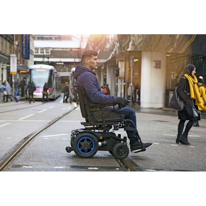 KOMPAKTOWY WÓZEK ELEKTRYCZNY Z NAPĘDEM NA TYLNE KOŁA Quickie Q200R - obrazek 4